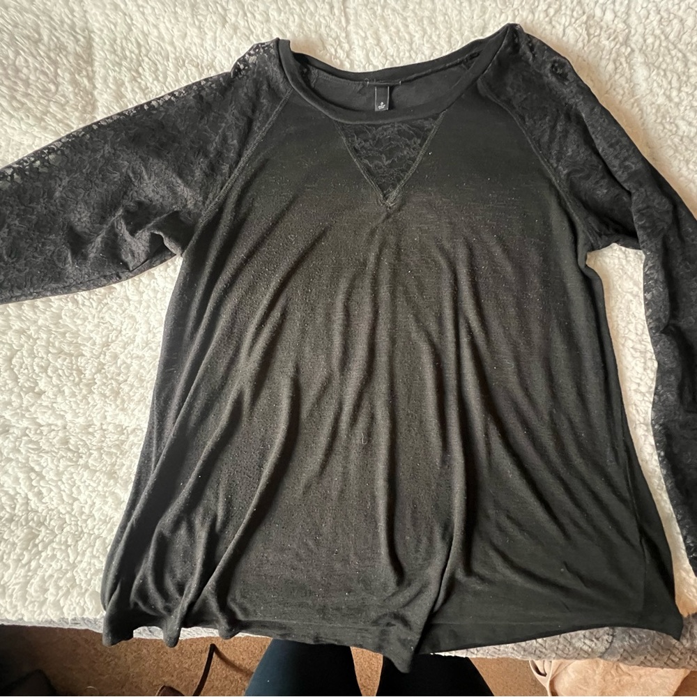2/$15 Torrid lace long sleeve top size 0